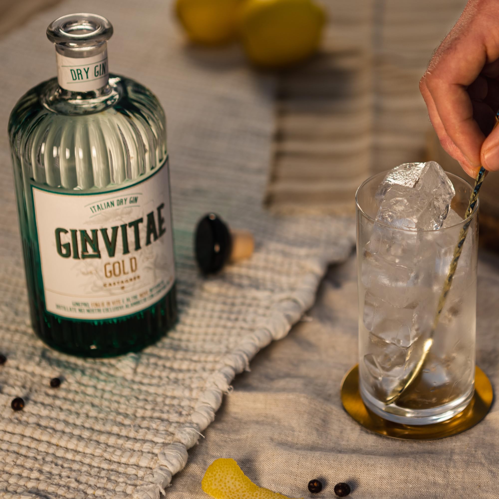 castagner-gin-vitae-gold-700-ml-43-con-2-bicchieri image 6